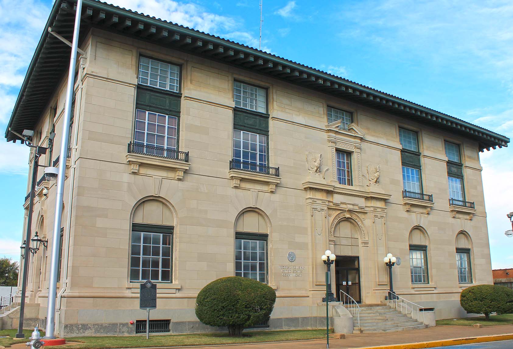 Exterior of Federal Courthouse in Sherman TX By Renelibrary - Own work, CC BY-SA 3.0, https://commons.wikimedia.org/w/index.php?curid=29912671